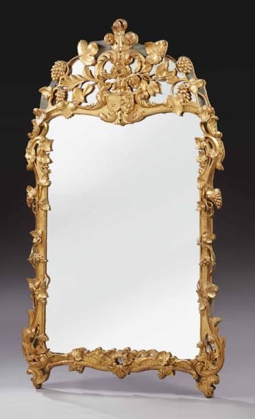null Grand miroir au mercure dans un cadre en bois sculpté et redoré; le fronton...