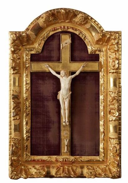 null Christ en croix en ivoire dans un cadre à palmettes en bois sculpté et doré.
Travail...