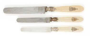 null Ménagère de couteaux à manches en ivoire gravés d'armoiries de la famille BOSCARY...