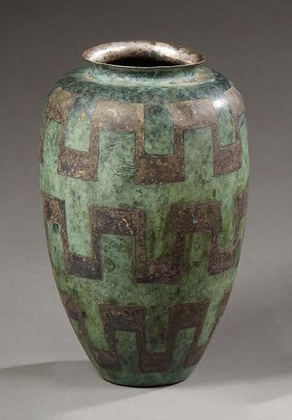 CHRISTOFLE Vase de forme ovoide en dinanderie en métal à motifs géométriques de créneaux...