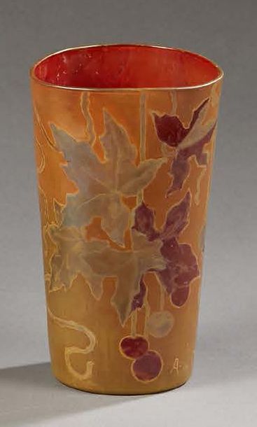 Amédée de CARANZA (1840-1912) 
Vase rouleau en verre irisé à décor de branchages...