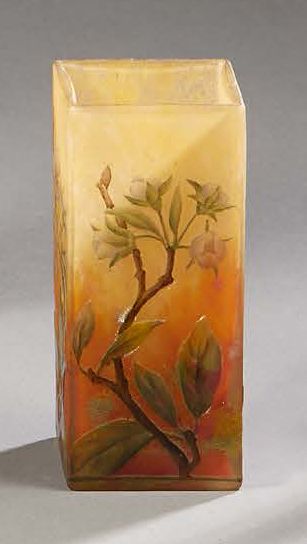 DAUM NANCY FRANCE 
Petit vase de section carré en verre coloré à décor émaillé de...
