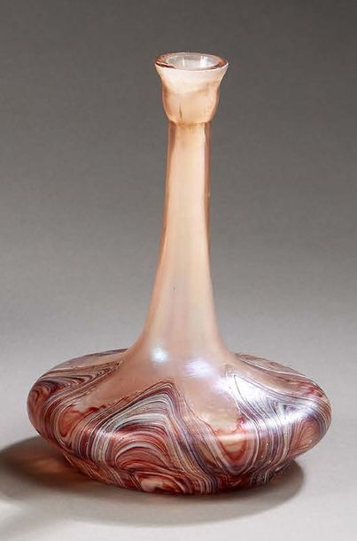 null Vase à long col à panse applatie en verre irisé à fond rose.
Vers 1900.
H.:...