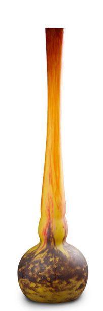 DAUM Nancy 
Grand vase en pâte de verre à long col, signé.
H.: 91 cm