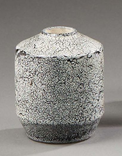 Robert LALLEMANT (1902-1954) 
Vase cylindrique en faïence et décor émaillé, réticulé...
