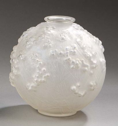 R. LALIQUE FRANCE Vase boule "Druide" dit Gui de Chêne. Modèle créé en 1924 et non...