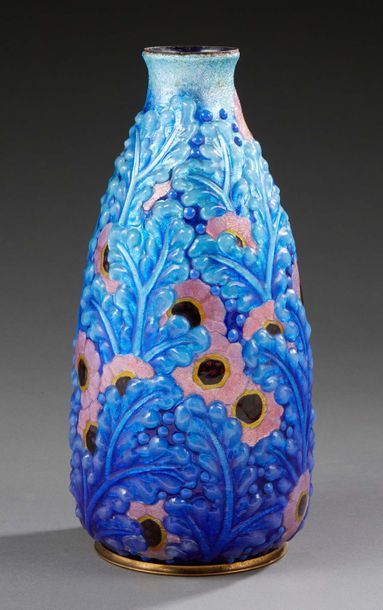 Camille FAURÉ (1874-1956) 
Vase tronconique en cuivre à décor de feuilles bleues...
