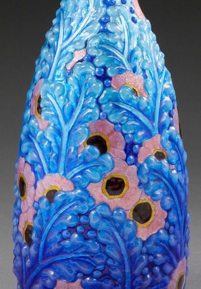 Camille FAURÉ (1874-1956) 
Vase tronconique en cuivre à décor de feuilles bleues...