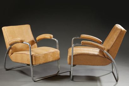 Jean LURÇAT pour THONNET 
Deux fauteuils, garniture de skai.
Vers 1950.