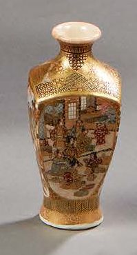 JAPON Satsuma Vase miniature en faïence de forme balustre à panse quadrangulaire,...