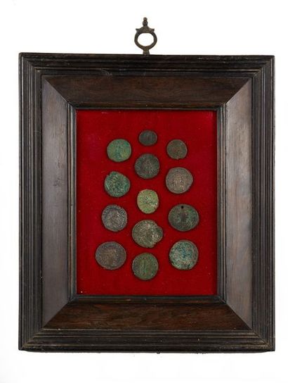 null Petit cadre en placage à profil inversé contenant treize monnaies antique en...