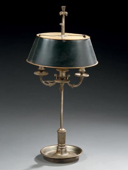 null Lampe bouillotte en métal argenté à trois lumières.
Fin du XIXe siècle.
Dim.:...