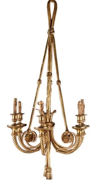 null Lustre en bronze ciselé et doré à six lumières.
Style Louis XVI.
Dim: 98 x 46...