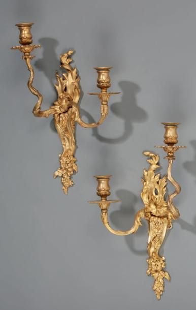 Henri VIAN (1858-1904) 
Paire d'appliques en bronze doré à deux lumières et motif...