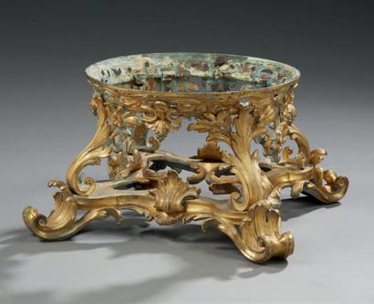 null Riche piètement en bronze doré et ciselé à motifs feullagés.
XIXe siècle.
H.:...