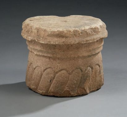null Haut de colonne en pierre de style romain à cannelures torses.
Dim.: 20 x25...