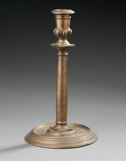 null Bougeoir en bronze en forme de colonne; frise d'oves à la base du binet.
XVIIe...