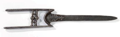 null Katar en fer forgé.
Inde, XVIIIe siècle.
Long.: 47 cm
(usure général).