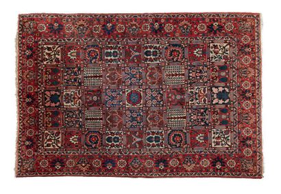 BAKTIAR IRAN Important tapis à décors géomètriques et de fleus sur fond rouge.
Dim.:...