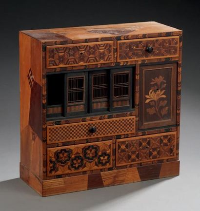 JAPON Petit cabinet de voyage en marqueterie de bois et de paille à sujets naturalistes,...