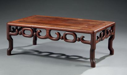 CHINE Table basse (de lettré?) en bois précieux huali. Les pieds et les côtés sculptés...