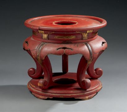 CHINE Selette en bois laqué rouge de forme circulaire, reposant sur cinq pieds escargots...