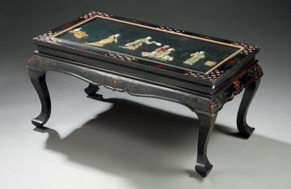 CHINE Table basse rectangulaire reposant sur quatre pieds en bois laqué brun; décorée...