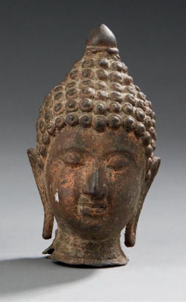THAÏLANDE Tête de bouddha en bronze à patine vert-brun et traces de dorures.
XVII...