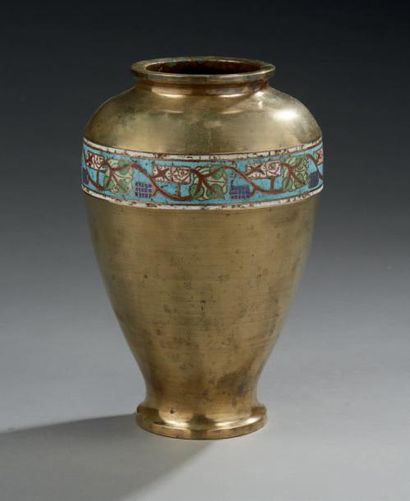 CHINE Vase sans fond en bronze, frise en émaux cloisonnés polychrome sur fond bleu...