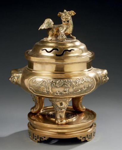 CHINE ou INDOCHINE Important brûle-parfum en bronze à patine doré de forme tripode,...