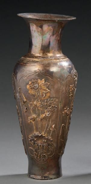 CHINE Vase en argent de forme balustre décoré en léger relief de fleurs dans des...