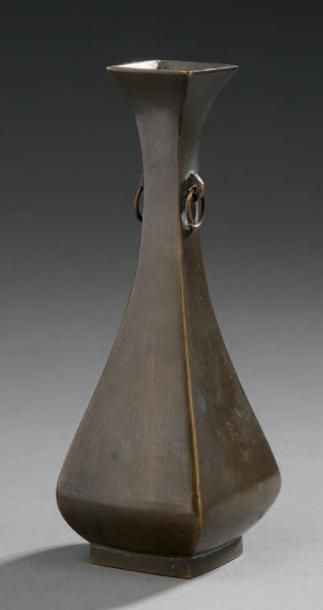 CHINE Petit vase soliflore en bronze à pans coupés à patine brune. XIXe siècle.
H.:...