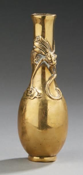 CHINE Petit vase soliflore en bronze orné d'un qilin au col.
XIXe siècle.
H.: 13,5...