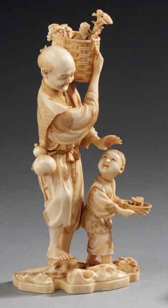 JAPON Okimono en ivoire sculpté figurant un paysan portant sur l'épaule un panier...