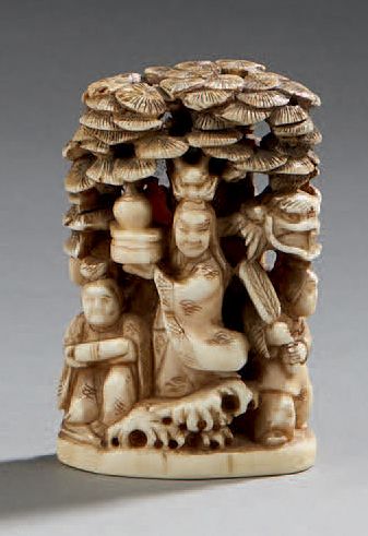 JAPON Okimono en ivoire sculpté représentant quatre personnages du panthéon bouddhique...
