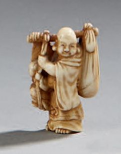 JAPON Netsuké en ivoire sculpté représentant un marchand ambulant tenant un de ses...