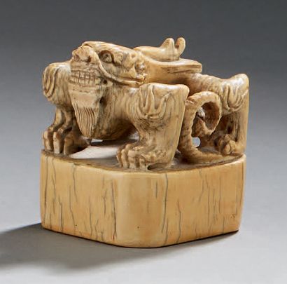 CHINE Sceau fantaisie sculpté en ivoire de mammouth représentant une chimère reposant...