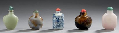 CHINE Cinq flacons tabatières à priser de matières différentes: verre à l'imitation...