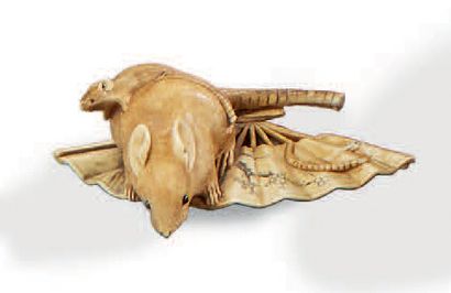JAPON Très joli netsuke en ivoire sculpté représentant une souris et son souriceau...