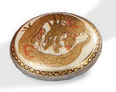 JAPON (SATSUMA) 
Boucle de ceinture circulaire en métal enserrant une plaque en céramique...