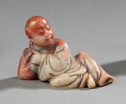 CHINE Figurine en stéatite représentant un moine allongé.
Fin XIXe siècle Long.:...