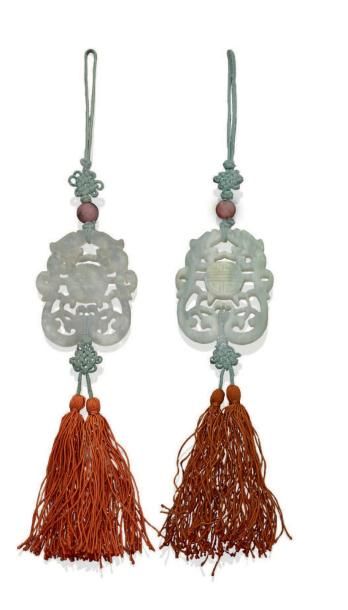 CHINE Paire de plaques en jade sculptées ajourées à décor de rinceaux encadrant des...