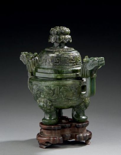 CHINE Urne couverte brûle-parfum en jade épinard sculpté, reposant sur trois pieds...