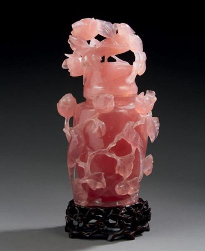 CHINE Vase couvert en quartz rose à décor sculpté et détaché d'oiseaux parmis les...