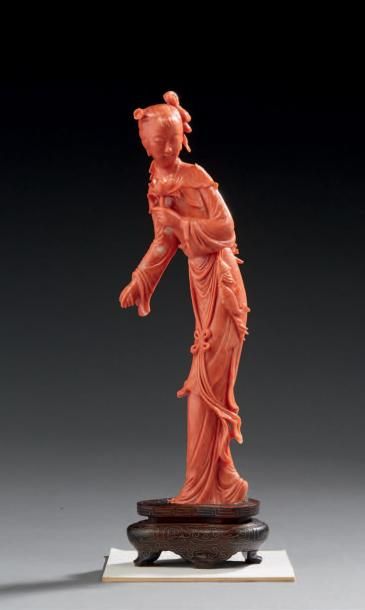 CHINE Divinité en corail finement sculpté; socle en bois. Epoque, début du XXe siècle.
H....