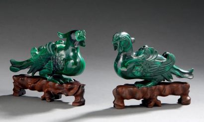 CHINE Vase couvert en turquoise sculptée à décor d'oiseaux; socle en bois.
H.: 20...
