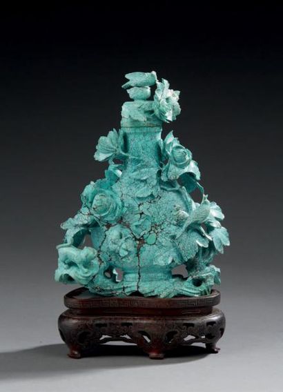 CHINE Vase couvert en turquoise sculptée à décor d'oiseaux; socle en bois.
H.: 20...