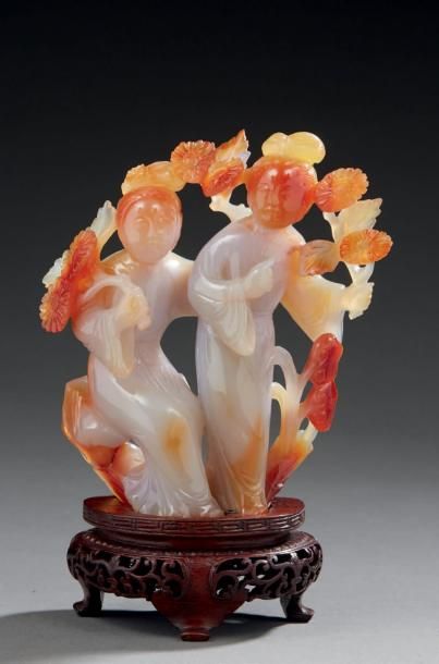 CHINE Deux déesses en cornaline sculptée et ajourée; socle en bois.
Epoque moderne.
H....