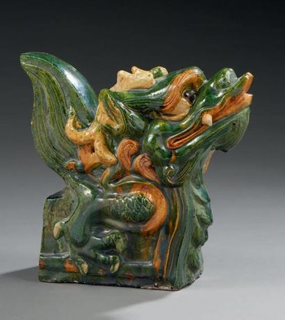 CHINE Terre vernisée à décor d'une tête de dragon polychome.
Style MING, début du...