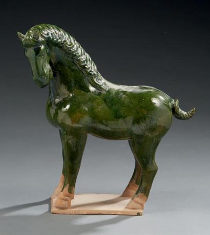 CHINE Terre vernisée verte à décor d'un cheval.
Style MING, XXe siècle.
Dim.: 44...